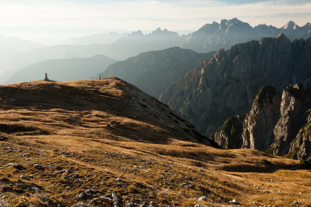 Les Dolomites présentent des montagnes majestueuses ornées de sommets imposants.